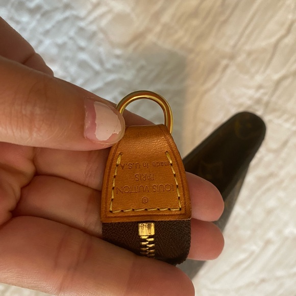 Authentic PM toiletry - Picture 2 of 5